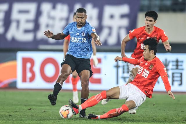 太阳中锋遭遇重伤，湖人转危为安，杨瀚森迎来新机遇！